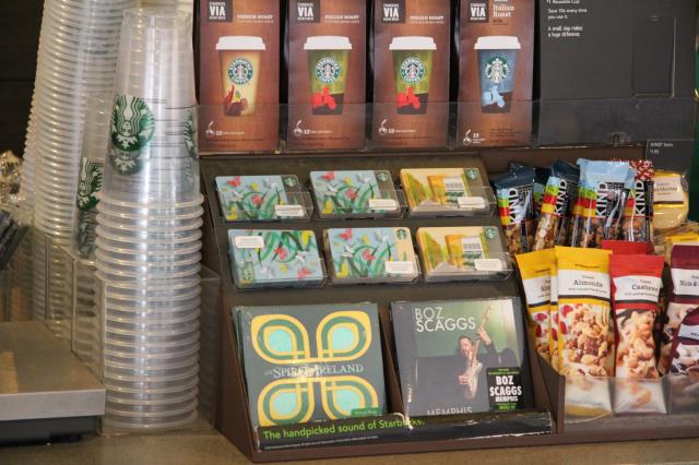 Les cartes de fidélité prépayées permettent aux clients de bénéficier de promotions sur les produits Starbucks, ainsi que des récompenses en fonction du nombre de points accumulés.