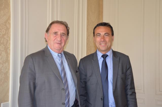 Les députés Jean-Miche Couve et Yves Foulon, ce matin, dans les locaux de l'Assemblée nationale, lors de la présentation de l'association Avenir France Tourisme.