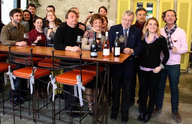 Le jury, avec Daniel Chaussée qui observe son verre, Daniel Pong qui lève le sien, et Kelly Mac Auliffe derrière le groupe, sur la terrasse de Christian Etienne