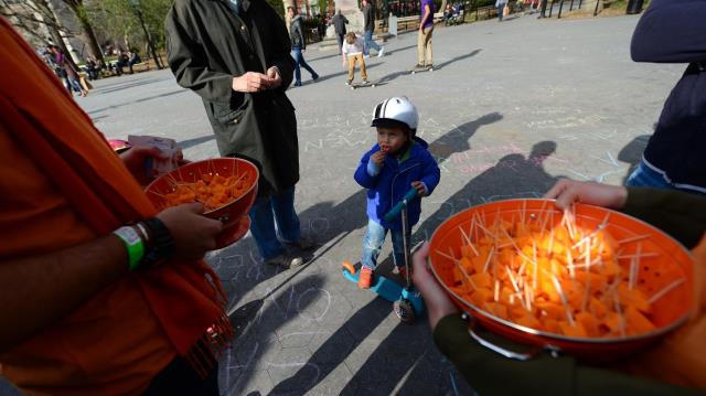 Le distribution gratuite de Mimolette dans les rues de New-York, a fait bien des heureux.