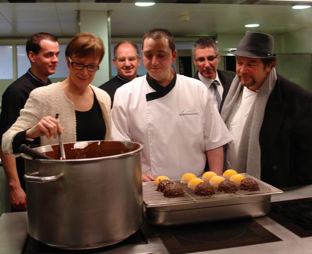 Dominique Loiseau dans les cuisines avec Cyrille Zen et Gilles Goujon, parrain de l'an dernier, avec deux professeurs et Jacky Ribeyre, directeur du Sacré Coeur.