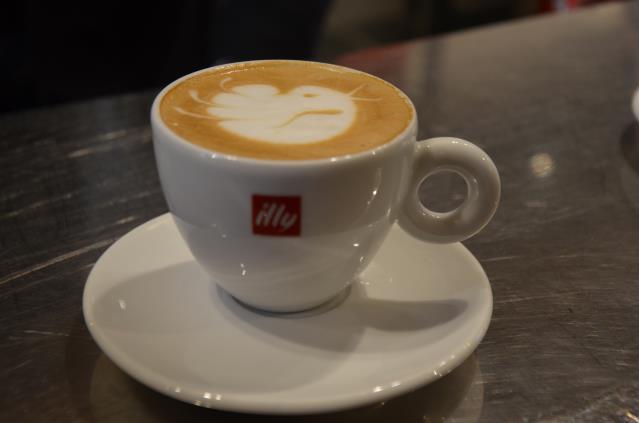 Le résultat ce matin, en quelques secondes, un bel oiseau sur la tasse.