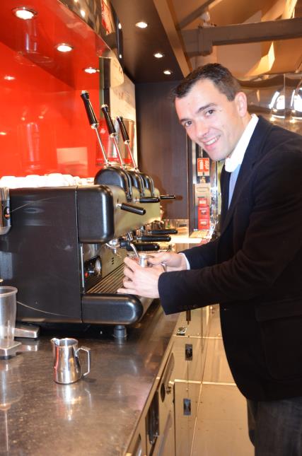 Matthieu de passage à Paris, dans l'Espressamento de Bercy Village, revient sur la feuille de route du parfait barista : vérification du matériel avant l'ouverture de l'établissement systématique.