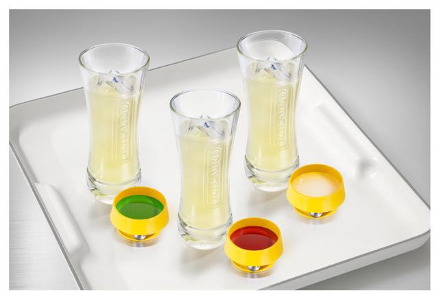 Les verres sont remplis de Ricard et les Twhist'R de sirop.