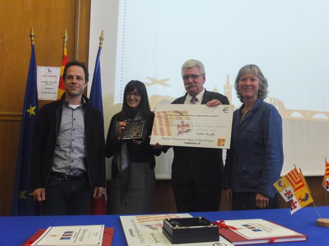 Christine Sandel, Conseillère Régionale, remet l'Olivier d'argent à Bernard Reynal, Président de la fédération Nationale des Bistrots de Pays, et son équipe.