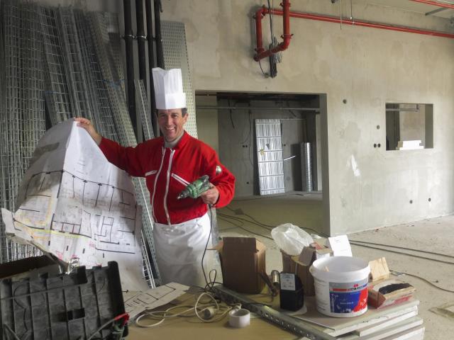 Dans le chantier de son restaurant à l'Hôtel Renaissance, le chef aixois Jean-Marc Banzo garde sa bonne humeur malgré le retard pris par les travaux.