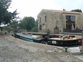 La terrase de la Brasserie Flo juste au dessus du canal de la Robine