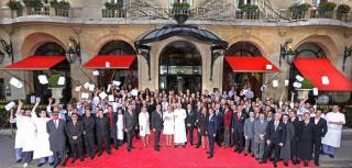 Toute l'équipe du Plaza Athénée réunie pour les 100 ans de l'hôtel.