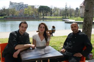 Sur la terrasse du restaurant : Nicolas Pujol (à gauche), Elodie, la serveuse, et Maazouz Bouziane