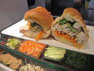 Le Bahn mi mèle pain baguette et ingrédients asiatiques : porc grillé, tofu, daïkon mariné,...