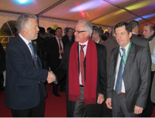 Le président de France Boissons, Marc Roubaud (à gauche), le maire de Beychac-et-Caillau Philippe...