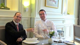 Dans le restaurant gastronomique au décor chic revisitant le Bordeaux XVIIIe, le défi de Wilfried...