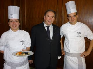 Guy-Pierre Baumann pose avec les deux gagnants de l'opération 'Tous aux Fourneaux'