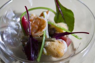 Gambas pochées au yuzu et bouillon de têtes servi comme une crème.