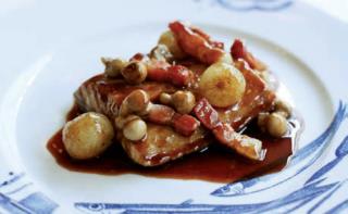 Pavé d'esturgeon poché dans une sauce à base de vin rouge avec des petits oignons, lardons fumés,...