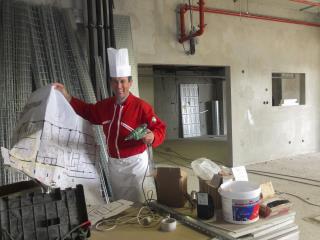 Dans le chantier de son restaurant à l'Hôtel Renaissance, le chef aixois Jean-Marc Banzo garde sa...