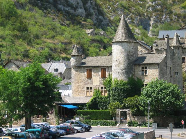 Le Manoir de Montesquiou est un vrai monument historique dans les gorges du Tarn.