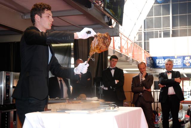 Le vainqueur Etienne Avenzard découpage du gigot à la volée