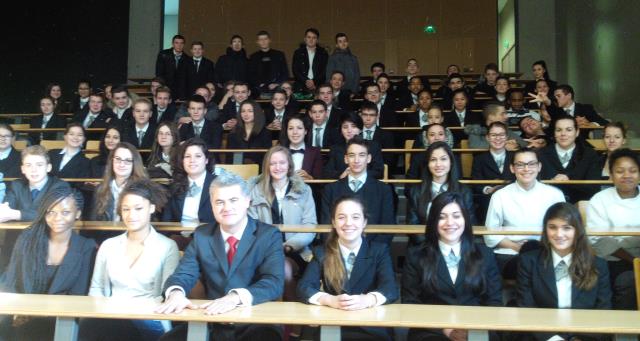 Denis Courtiade avec la section hôtelière du lycée de Serris (77).