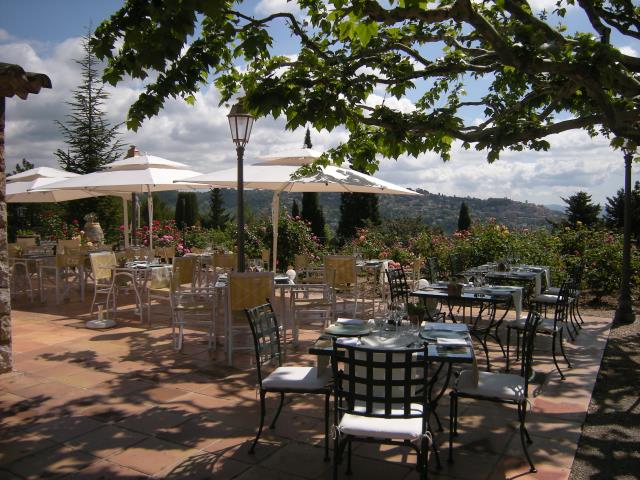 En été, le service se déroule en terrasse, avec une vue exceptionnelle sur le village perché de Fayence.