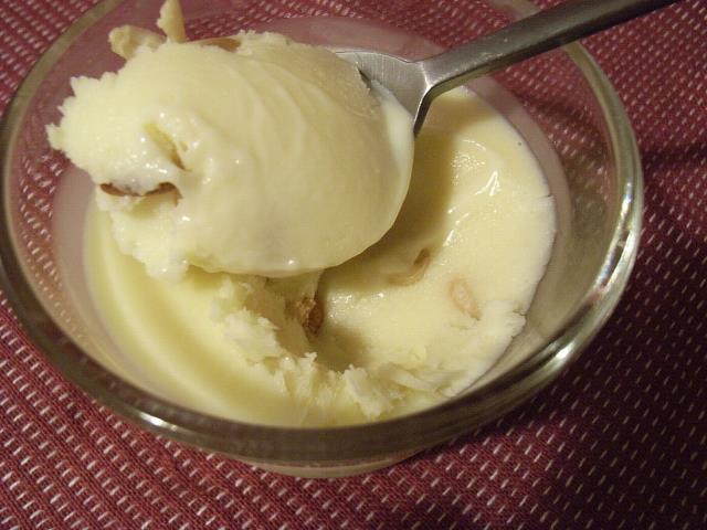 Glace au Boursault® à la gelée de sureau et aux pignons grillés.