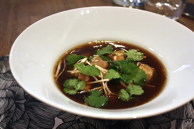 Bouillon aux champignons de Paris, foie gras, céleri et coriandre du chef Marc Favier chez Bouillon, Paris IXe