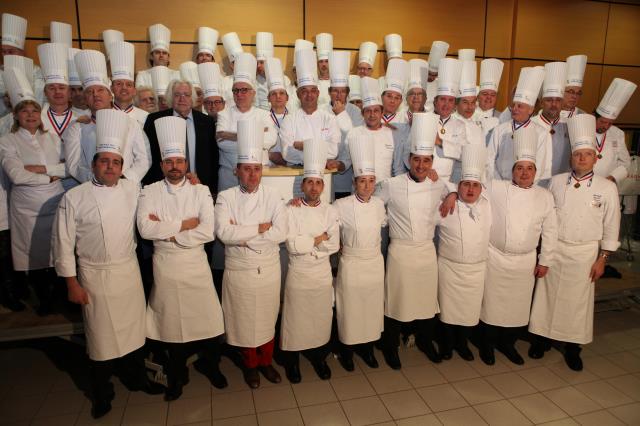 Le jury du MOF Cuisine et les nouveaux promus (au premier rang) avec Christophe Quantin (à droite).