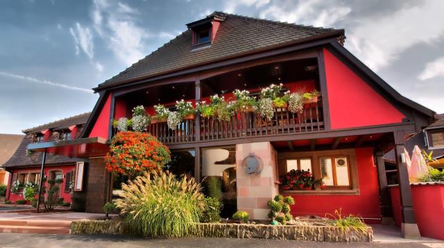 L'Auberge Au Boeuf est située au pied de l'église du village de Sessenheim.