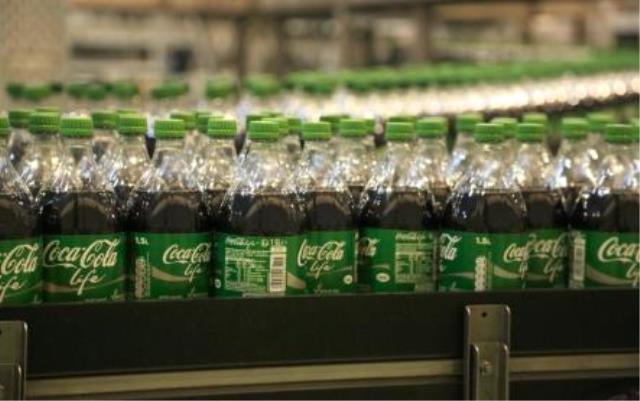 La bouteille de Coca-Cola life affiche un code couleur vert, qui rappele les feuilles de stevia.