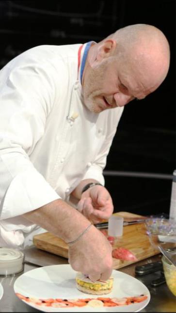 Pour la première fois dans l'histoire du concours, un membre du jury s'est mesuré aux candidats, en cuisinant la même chose qu'eux : un panier de fruits. C'est Philippe Etchebest, chef doublement étoilé et MOF qui s'est prêté à l'exercice.