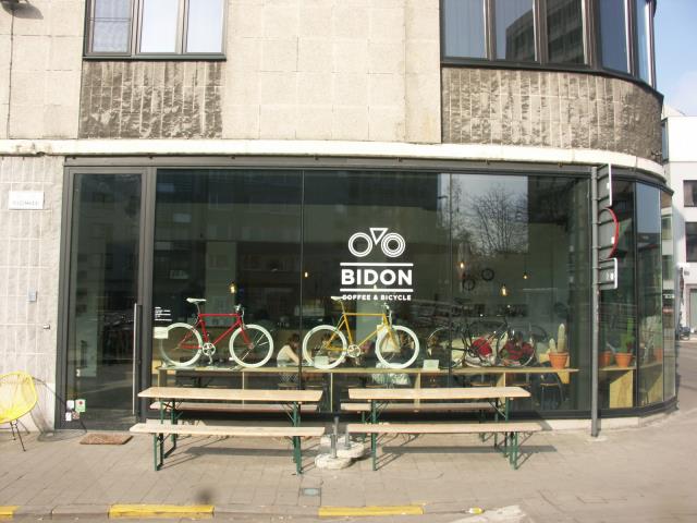 Les vélos en vitrine attirent l'oeil... et les clients du bar !