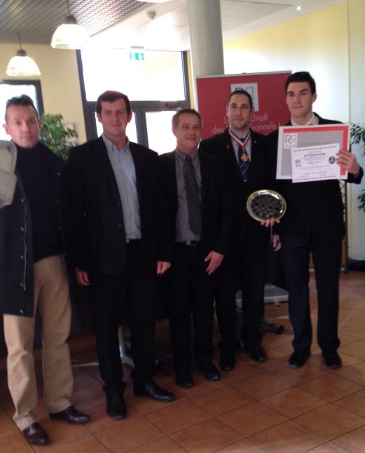 Le lauréat Arthur Vallin (lycée des métiers de Manosque), avec entre-autres, Sébastien Cavailles (à sa gauche).