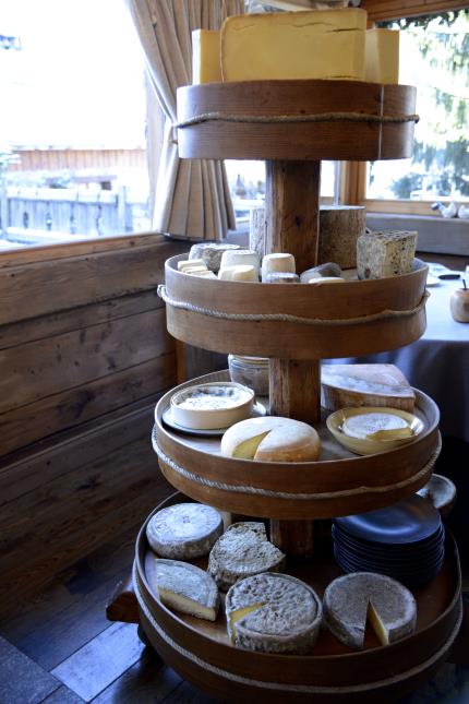 Le chariot sur-mesure du restaurant La Bouitte accueillent au minimum 32 fromages exclusivement de la région