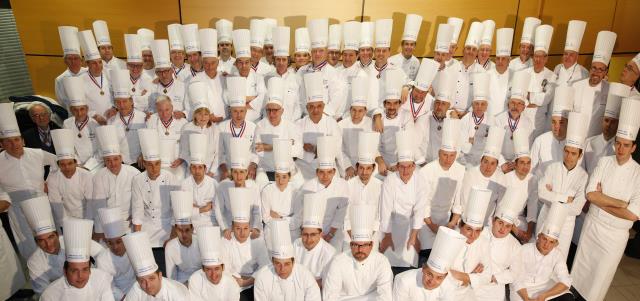 Les membres du jury et tous les 32 candidats en lice pour la 25ème finale du Concours « Un des Meilleurs Ouvriers de France » classe « cuisine–gastronomie ».