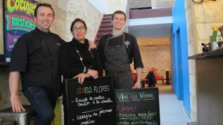 Philippe et Daniella Lagraula aux côtés d'Arnaud Laidebeur ( à droite) aux fourneaux du Mira Flores...