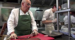 Toujours en cuisine, Louis-Bernard Puech pendant l'envoi du plat de sanglier pour le repas des...