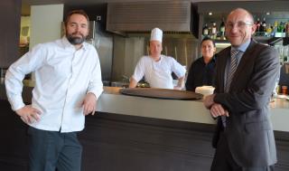 Les frères Aribert, Christophe, le Chef (à gauche) et Fabien, le DG, et, derrière eux, deux des...