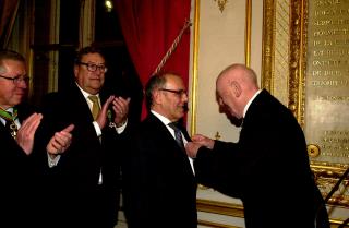 Jean-Pierre Garnier reçoit les insignes d'officier dans l'ordre du mérite agricole par Michel Sy.