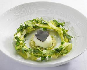 Déclinaison d'Asperges du Malmort, oeuf mollet bio et vinaigrette à la coriandre