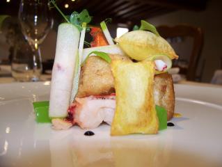 Salade tiède de homard bleu et ris de veau caramélisé aux noix de cajou et pommes Granny Smith