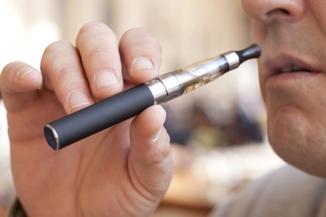 La cigarette électronique : un produit de consommation courante ou un produit s'apparentant au tabac dont la vente doit être réservée aux buralistes ?