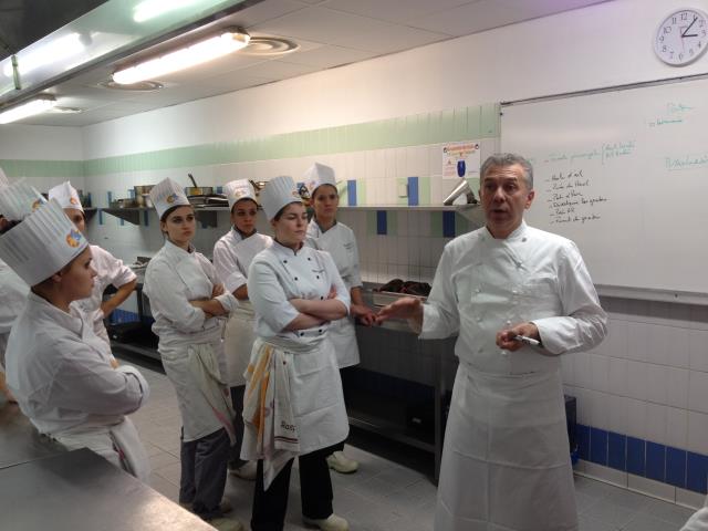A l'occasion d'un dîner de gala, Thierry Thiercelin a partagé une journée en cuisines avec les élèves du lycée hôtelier Anne-Sophie Pic à Toulon