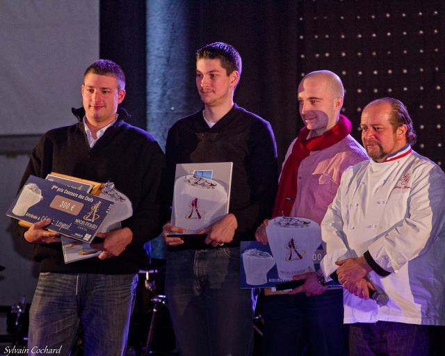 De gauche à droite : Cédric Layeul, troisième du concours de cuisine, Géraud Fontaine-Vive, le vainqueur, Nikola Nikolov (deuxième), et Gilles Goujon, parrain de la manifestation.