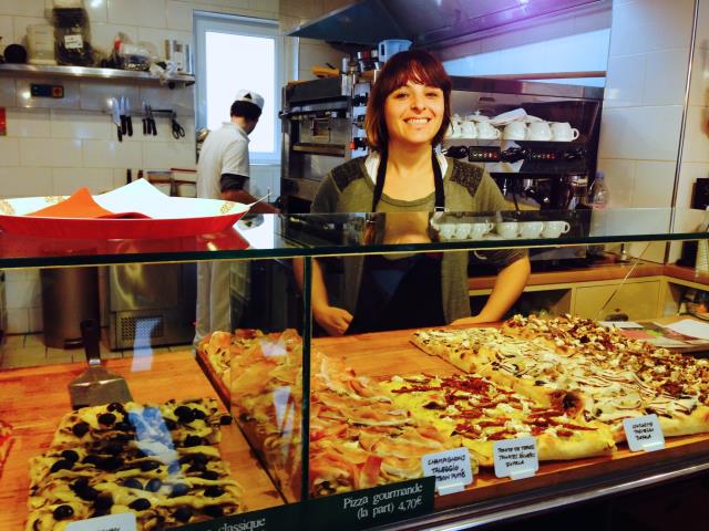 Chiara Giustiniani derrière la vitrine de Pizza e Fichi à Paris