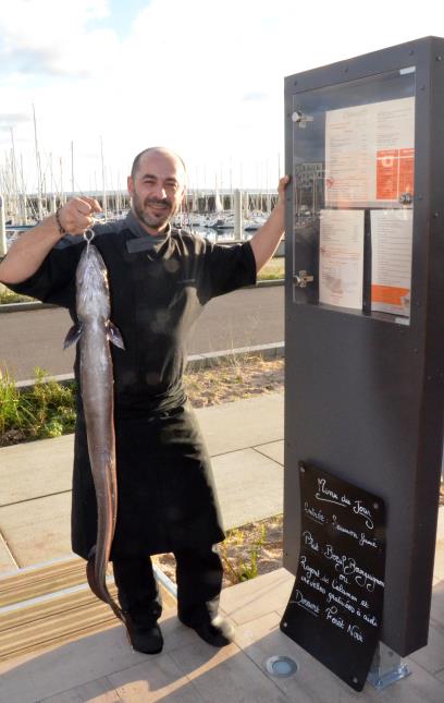 Le chef Olivier Athier avec un magnifique congre fraîchement  pêché à quelques mètres de la marina