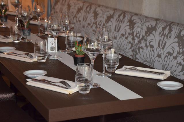 Sur les tables, des bandes blanches incrustée permettent de mieux appréhender la couleur du vin.