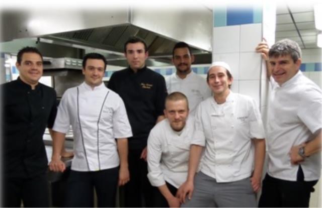 De gauche à droite : Jérôme Fouffé, Romain Fromentel, Jean-François Barbéris, Sébastien Zunino, Antoine Ernest(au premier plan) et son second, accompagnés de leur ancien professeur Yannick Brunet.