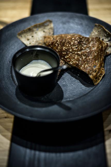 Avec cette galette crème de tolu au sésame, c'est tout l'esprit Breizh Café dans une assiette.