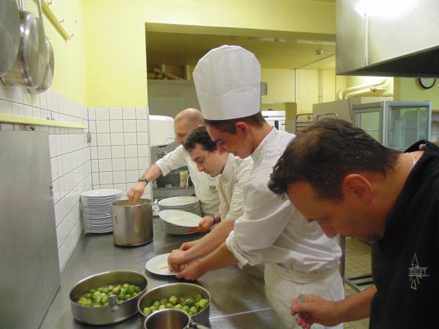 Les élèves et chefs en plein travail.