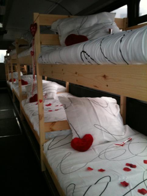 Le Somnibus propose un dortoir confortable in situ.